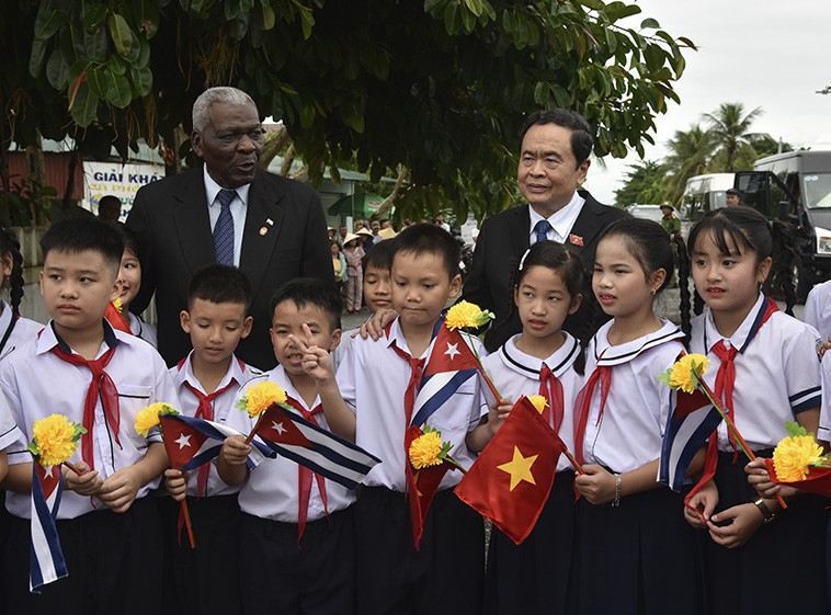 Chủ tịch Quốc hội Cuba Esteban Lazo Hernandez và Phó Chủ tịch Thường trực Quốc hội Trần Thanh Mẫn và các em học sinh tại Khu Di tích Quốc gia Đặc biệt Đôi bờ Hiền Lương-Bến Hải.