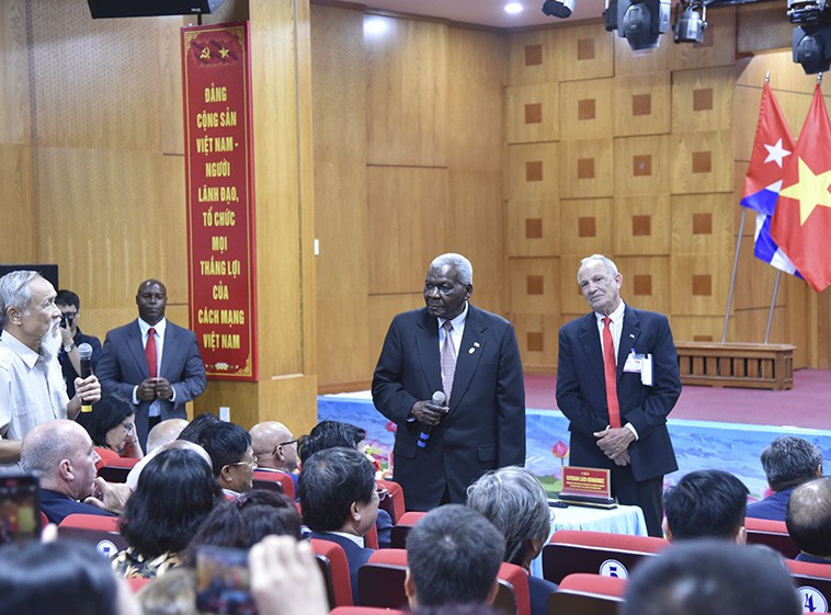 Chủ tịch Quốc hội Cuba Esteban Lazo Hernandez giao lưu tại Bệnh viện Hữu nghị Việt Nam-Cuba.