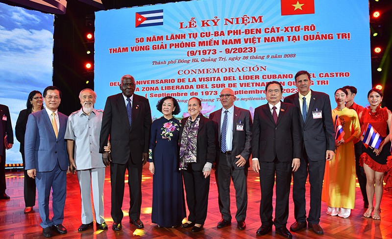 Các đại biểu chụp ảnh lưu niệm tại Lễ Kỷ niệm. 