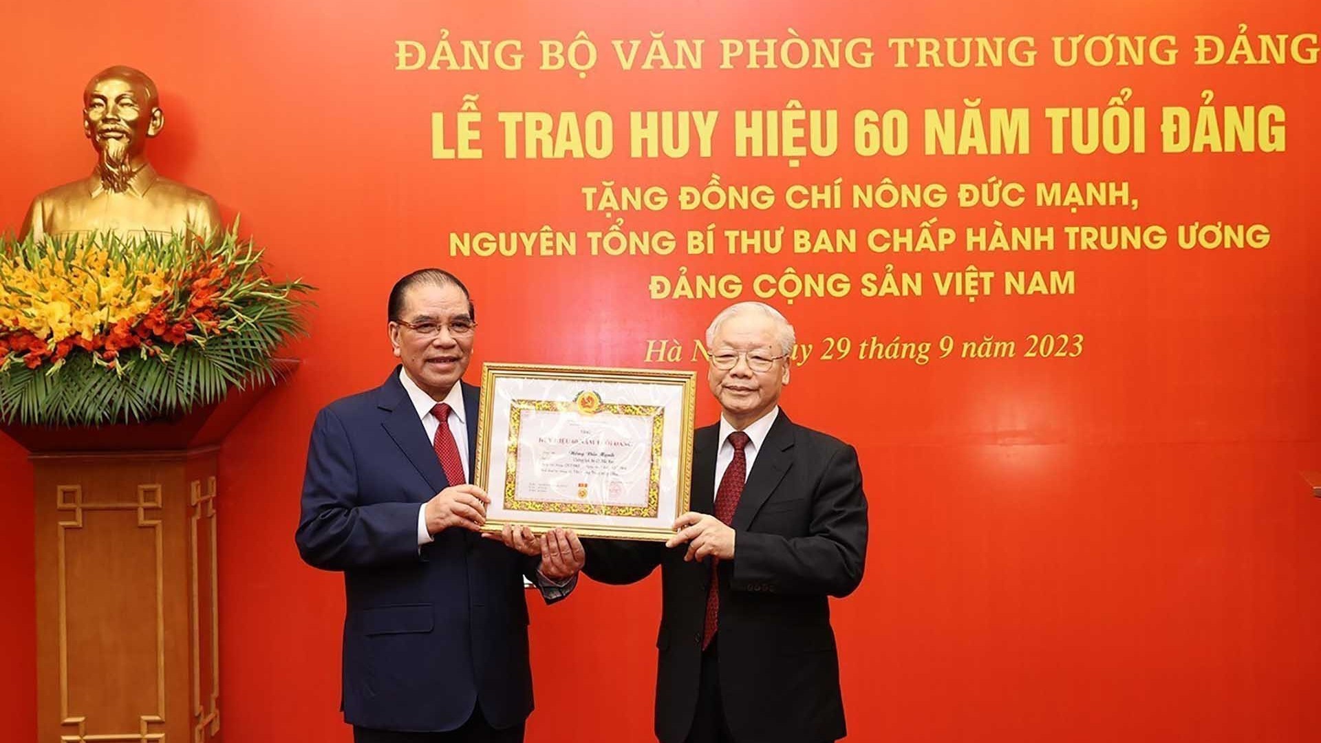 trao huy hieu 60 nam tuoi dang tang nguyen tong bi thu nong duc manh