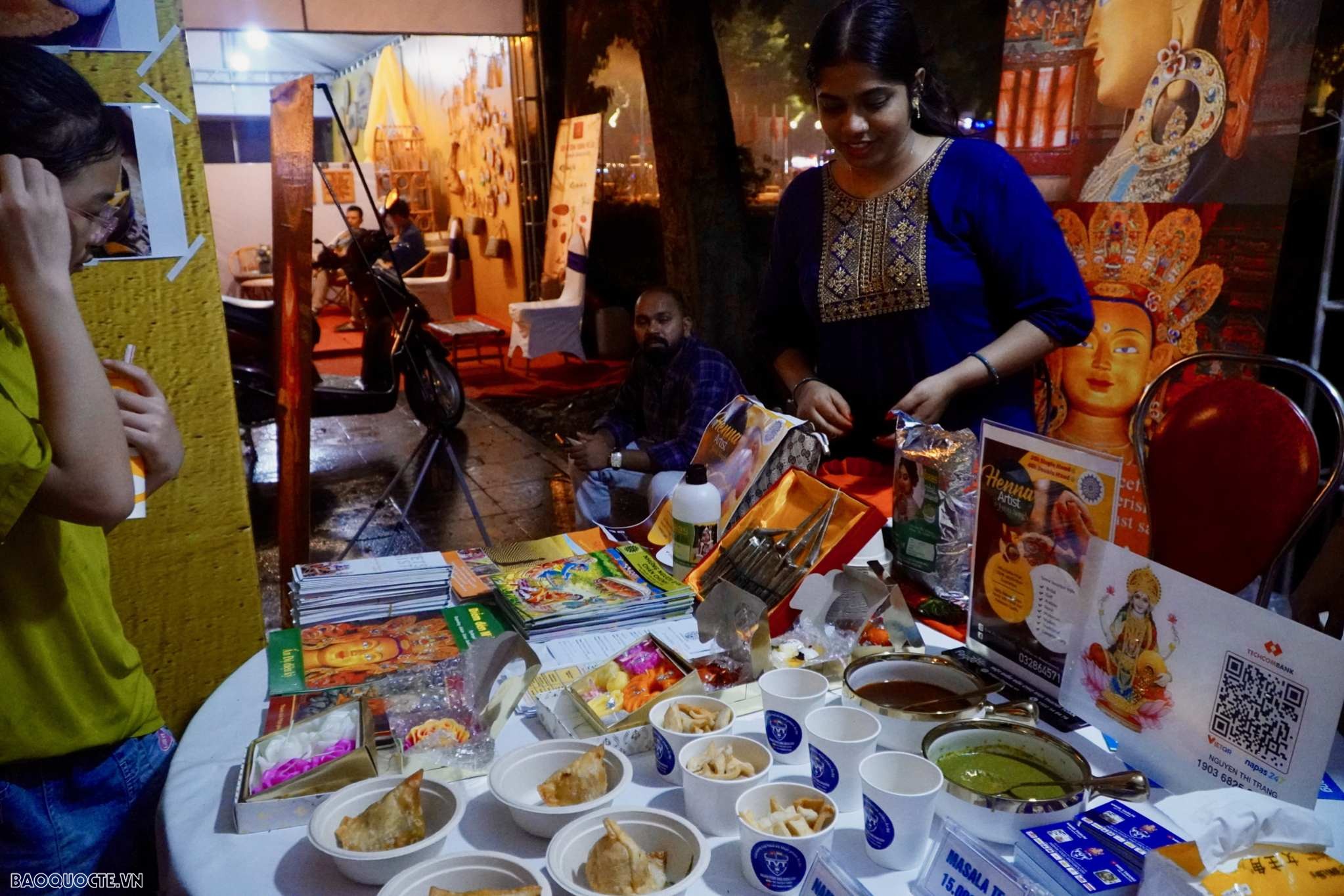 Đặc biệt, những bạn trẻ lần đầu được tiếp xúc với văn hoá Ấn Độ ngoài đời đã tham quan và mua sắm tại quầy Ấn Độ. (Ảnh: Tuấn Việt)