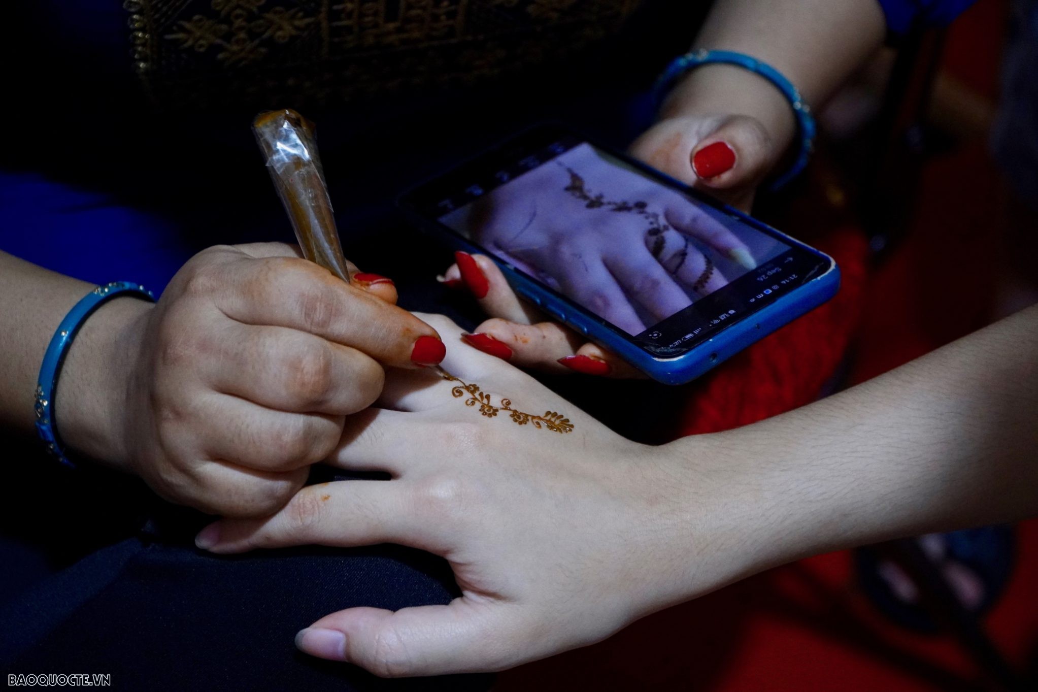 Các bạn trẻ được chính tay những người Ấn Độ vẽ