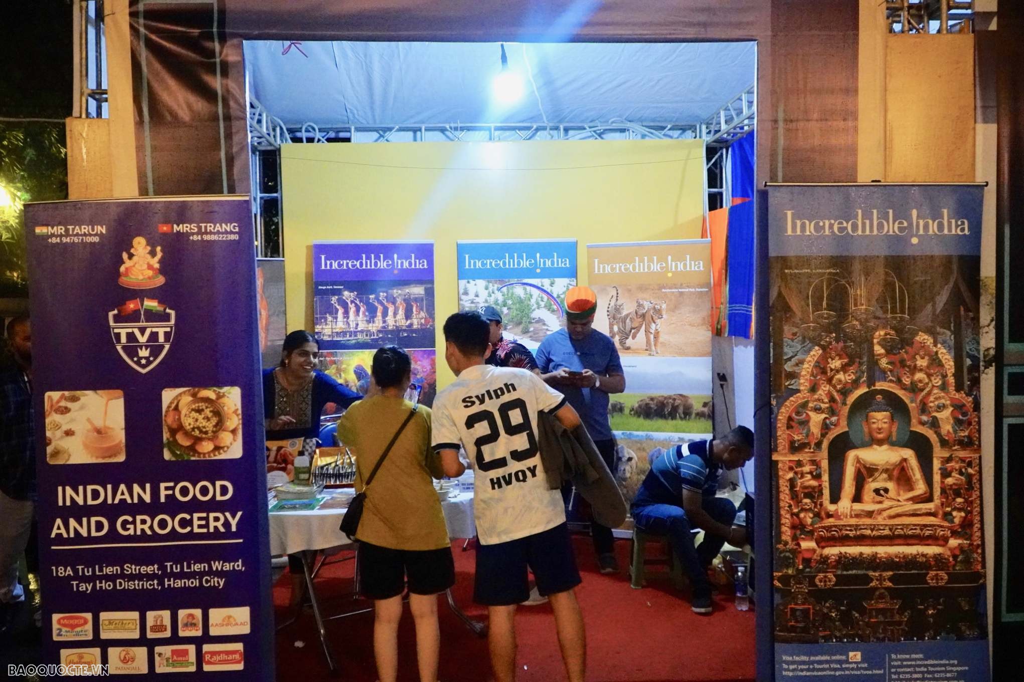 Tại Festival Thu Hà Nội 2023 trên phố đi bộ Hoàn Kiếm, Hà Nội mọi người hứng thú trải nghiệm các món ăn truyềnn thống, vẽ henna, và các món đồ lưu niệm truyền thống của đất nước Ấn Độ