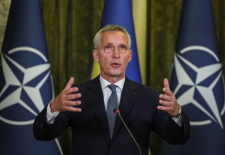 Tổng thư ký NATO Jens Stoltenberg tham dự cuộc họp báo chung với Tổng thống Ukraine Volodymyr Zelenskiy, khi cuộc tấn công của Nga vào Ukraine tiếp tục, tại Kyiv, Ukraine ngày 28 tháng 9 năm 2023. REUTERS/Gleb Garanich/File Photo Acquire Licensing Rights Tổng thư ký NATO Jens Stoltenberg tham dự cuộc họp báo chung với Tổng thống Ukraine Volodymyr Zelenskiy, khi cuộc tấn công của Nga vào Ukraine tiếp tục, tại Kyiv, Ukraine ngày 28 tháng 9 năm 2023. REUTERS/Gleb Garanich/File Photo Acquire Licensing Rights