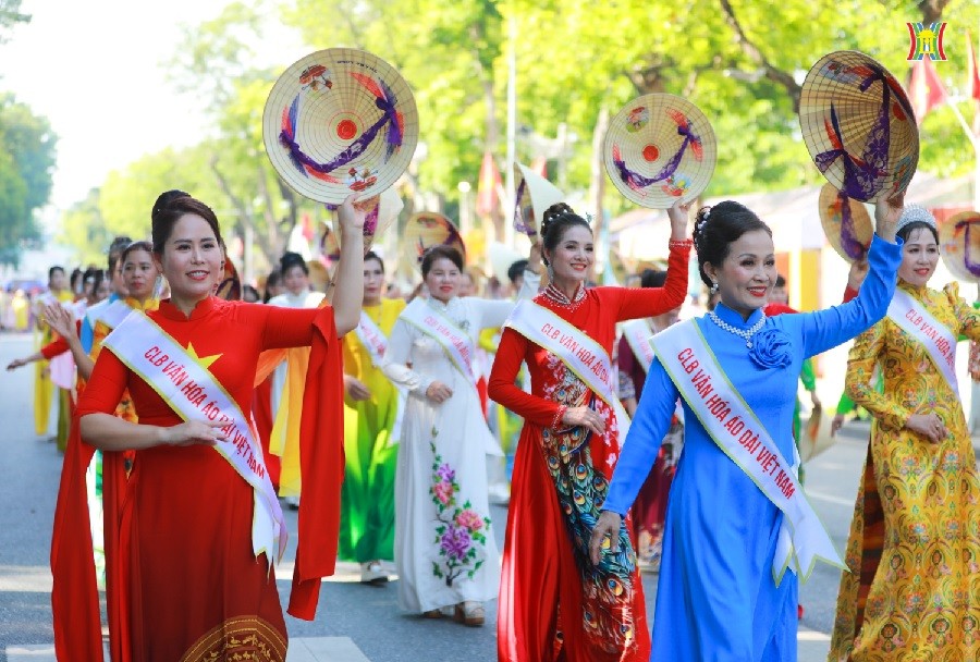 Những khoản khắc Carnaval Thu Hà Nộ rực rỡ sắc màu Những khoản khắc Carnaval Thu Hà Nộ rực rỡ sắc màu