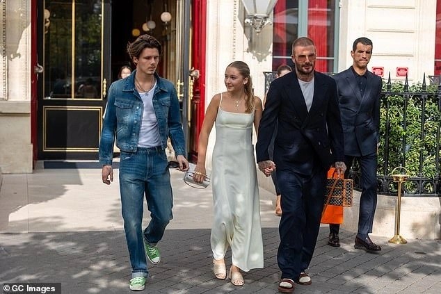 David cùng con trai Cruz và con gái Harper xuất hiện trên đường phố Paris (Pháp) mới đây (nguồn: Dân trí). David cùng con trai Cruz và con gái Harper xuất hiện trên đường phố Paris (Pháp) mới đây (nguồn: Dân trí).