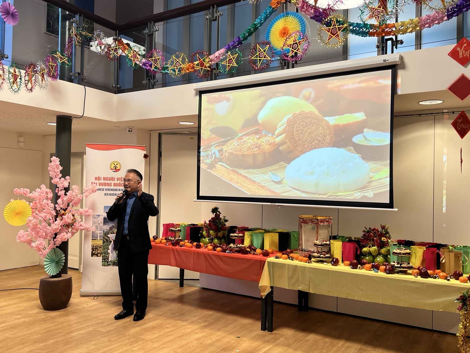 Chương trình Tết Trung thu đầy ý nghĩa, đậm đà văn hóa dân tộc của thiếu nhi người Việt tại Hà Lan Chương trình Tết Trung thu đầy ý nghĩa, đậm đà văn hóa dân tộc của thiếu nhi người Việt tại Hà Lan