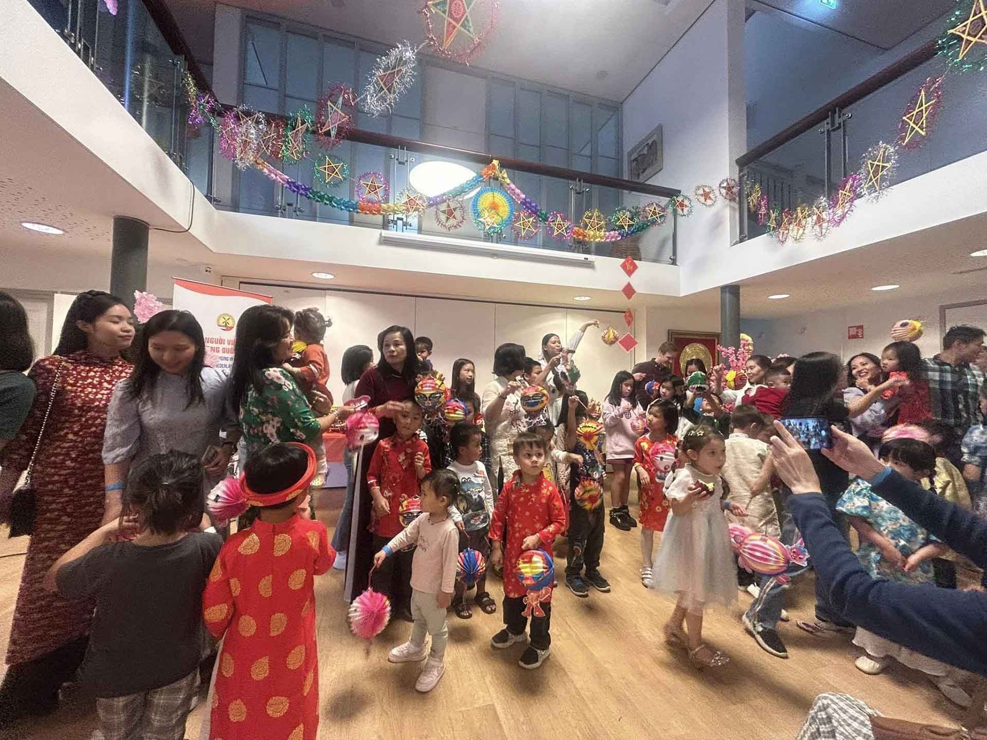 Chương trình Tết Trung thu đầy ý nghĩa, đậm đà văn hóa dân tộc của thiếu nhi người Việt tại Hà Lan Chương trình Tết Trung thu đầy ý nghĩa, đậm đà văn hóa dân tộc của thiếu nhi người Việt tại Hà Lan