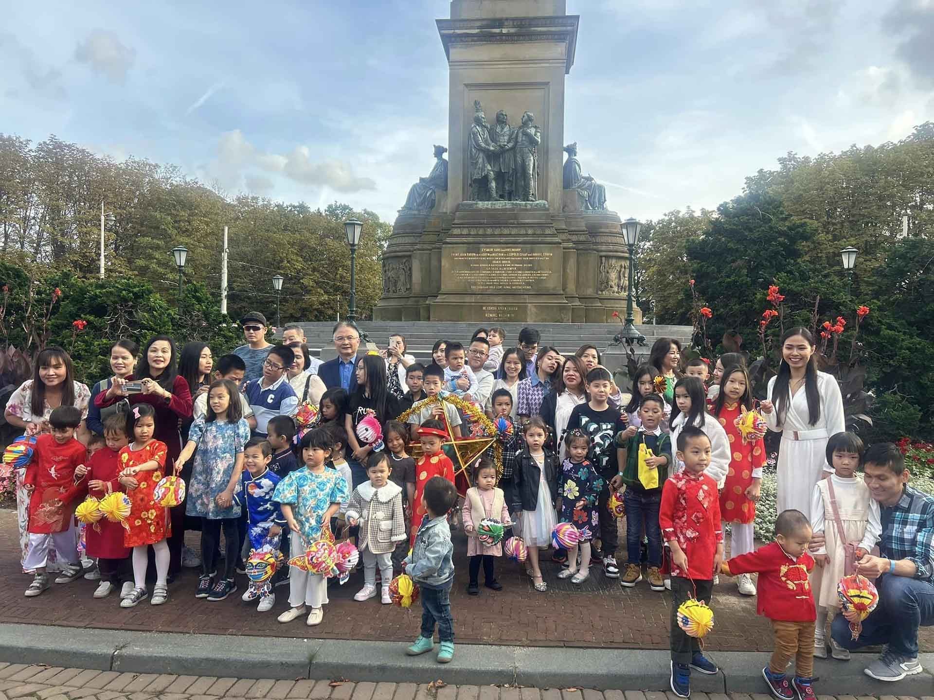 Chương trình Tết Trung thu đầy ý nghĩa, đậm đà văn hóa dân tộc của thiếu nhi người Việt tại Hà Lan Chương trình Tết Trung thu đầy ý nghĩa, đậm đà văn hóa dân tộc của thiếu nhi người Việt tại Hà Lan