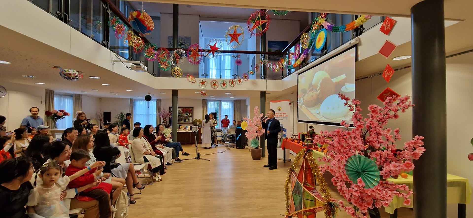 Chương trình Tết Trung thu đầy ý nghĩa, đậm đà văn hóa dân tộc của thiếu nhi người Việt tại Hà Lan Chương trình Tết Trung thu đầy ý nghĩa, đậm đà văn hóa dân tộc của thiếu nhi người Việt tại Hà Lan