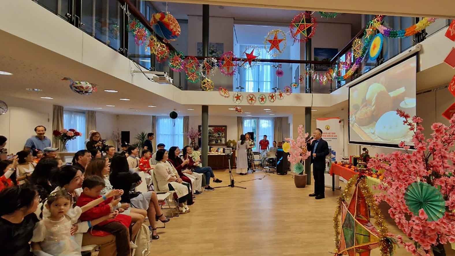 Chương trình Tết Trung Thu đầy ý nghĩa, đậm đà văn hóa dân tộc của thiếu nhi người Việt tại Hà Lan