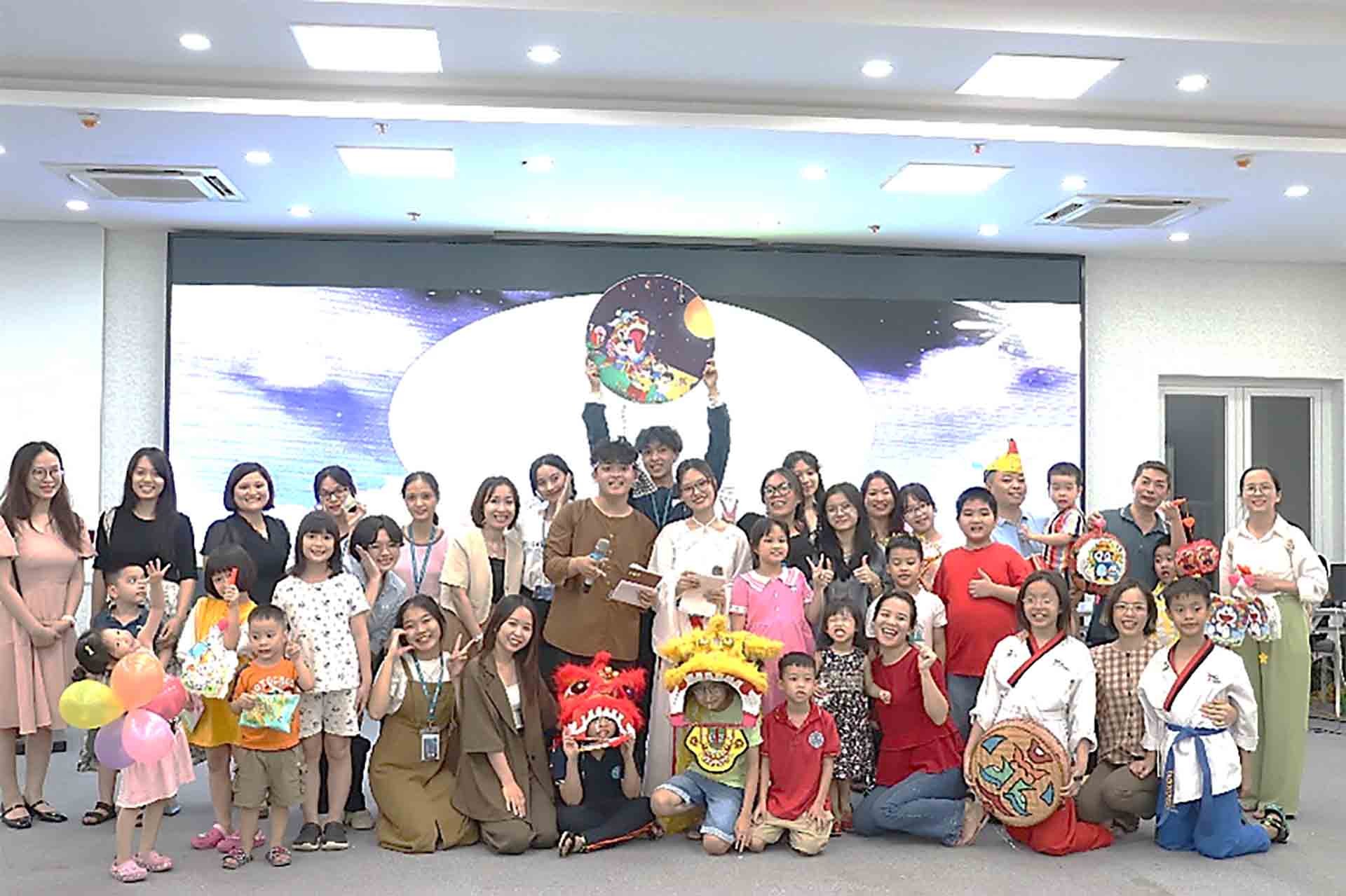 Chụp ảnh lưu niệm kết thúc chương trình