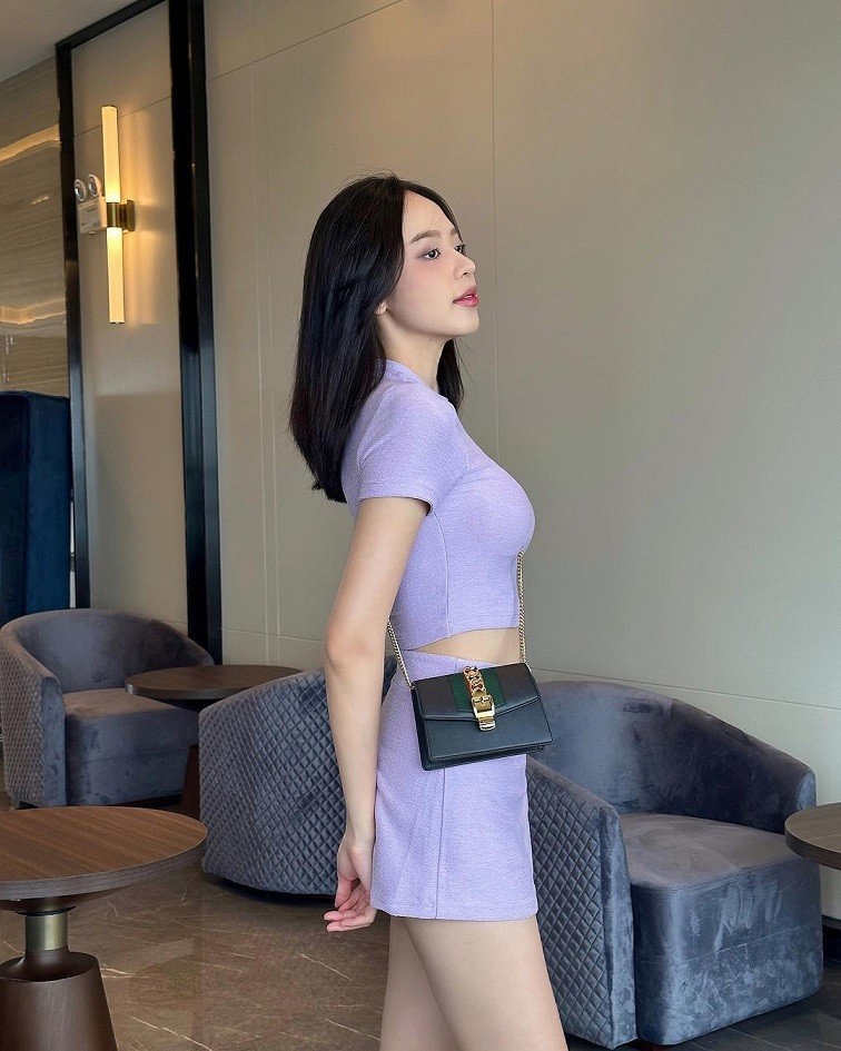 Trên trang phục, người đẹp chọn điểm nhấn là mẫu túi Gucci Sylvie size mini, có giá bán hơn 2.000 USD. Thiết kế nhỏ xinh mới được Thanh Thủy bổ sung vào bộ sưu tập. Thường ngày, chân dài 20 tuổi ít khi diện đồ hiệu quá đắt đỏ. Cô trung thành với các mẫu túi bình dân trong gần 1 năm từ khi thành Hoa hậu.