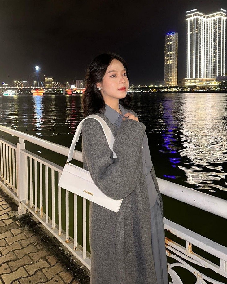 Hoa hậu Thanh Thủy tươi đẹp, năng động cùng thời trang túi xách hàng hiệu nhỏ xinh