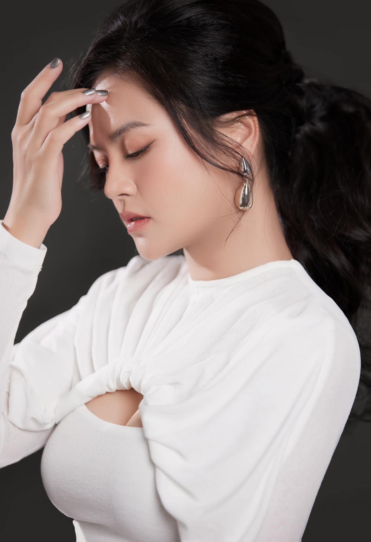 Diễn viên Thu Quỳnh phim Cuộc chiến không giới tuyến