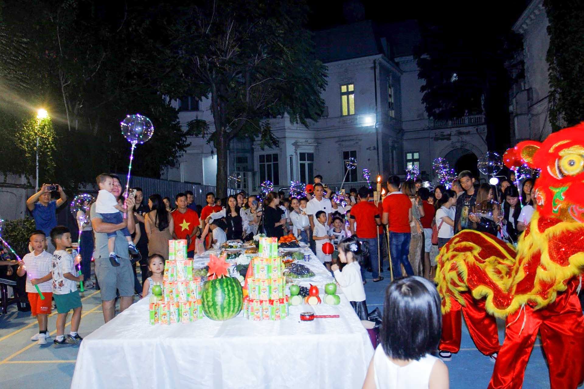 Tết Trung thu mang đậm tình quê hương tại Romania Tết Trung thu mang đậm tình quê hương tại Romania