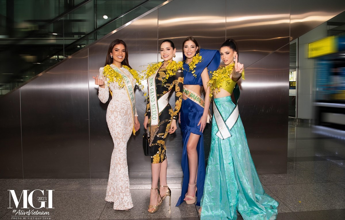 Miss Grand International 2023: Những thí sinh đầu tiên đặt chân đến Hà Nội Miss Grand International 2023: Những thí sinh đầu tiên đặt chân đến Hà Nội