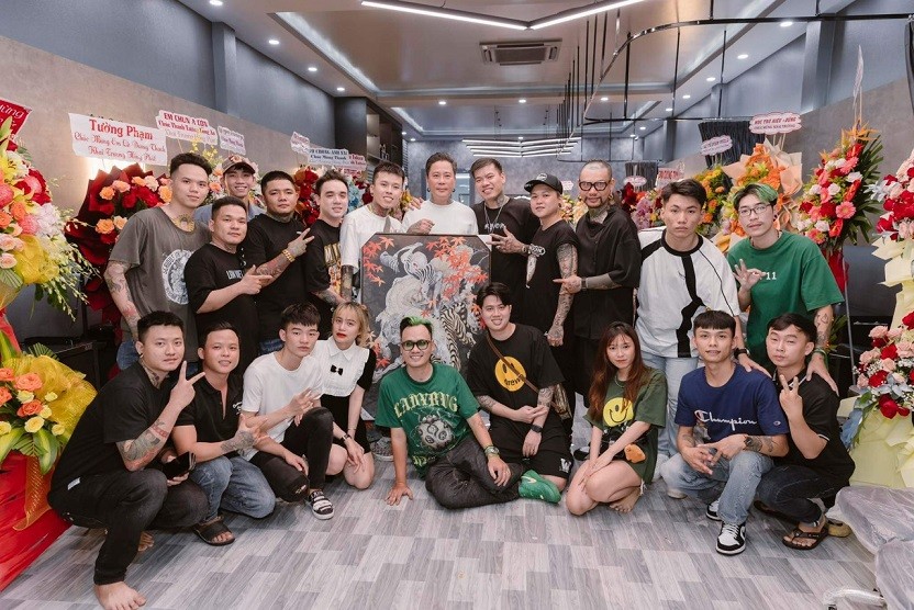 Từ thợ xăm dạo đến nhà vô địch của nhiều giải thưởng quốc tế Từ thợ xăm dạo đến nhà vô địch của nhiều giải thưởng quốc tế