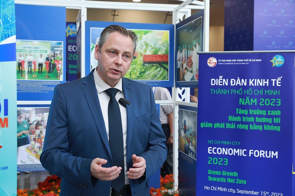 (10.03) ông Marko Walde - Trưởng Đại diện Phòng Công nghiệp và Thương mại Đức tại Việt Nam (AHK) nêu sáng kiến phát triển xanh cho TP. Hồ Chí Minh. (Ảnh: Bến Thành)