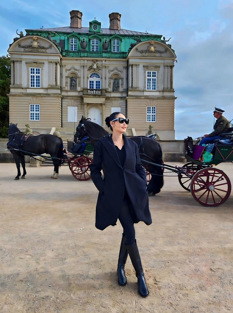 Hoa hậu Hà Kiều Anh cho biết, cô đang có chuyến công tác ở châu Âu. Hoa hậu Việt Nam 1992 diện trang phục ton sur ton đen dạo chơi trong tiết trời mùa Thu se lạnh ở Đan Mạch, hôm 3/10.