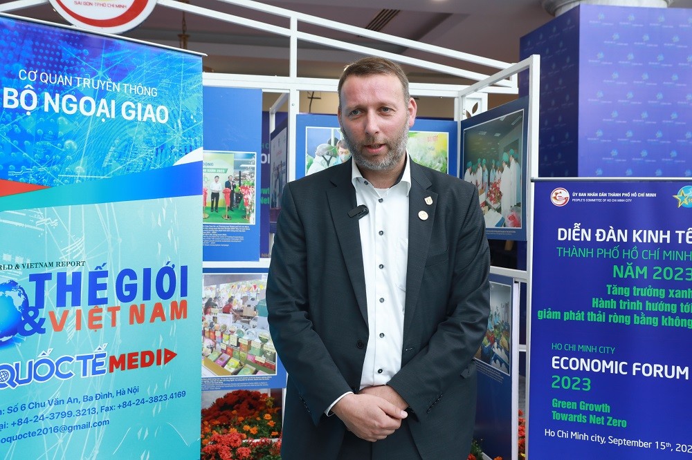 (10.04) Ông Sebastian Krastch cho rằng Leipzig và TP. Hồ Chí Minh có thể tiến hành tiếp xúc, trao đổi đoàn về phát triển kinh tế xanh, kinh tế tuần hoàn hơn nữa. (Ảnh: Bến Thành)