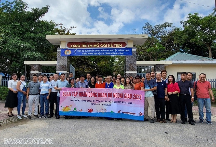 Công đoàn Bộ Ngoại giao trao quà cho trẻ em mồ côi Hà Tĩnh