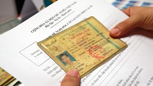 Có bắt buộc phải đổi giấy phép lái xe sang loại thẻ PET ngay không?