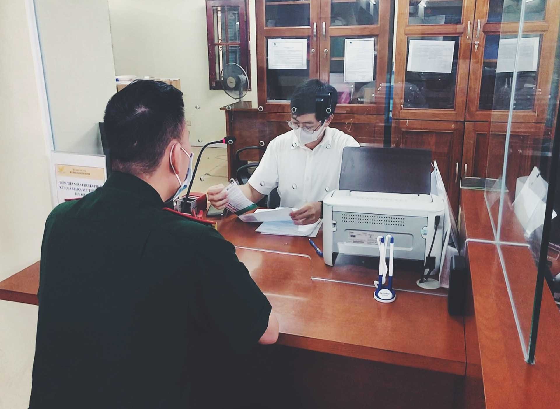 Đình Dũng tiếp nhận hồ sơ giải quyết thủ tục hành chính tại Bộ phận một cửa, Bộ Ngoại giao đặt tại Cục Lãnh sự. Đình Dũng tiếp nhận hồ sơ giải quyết thủ tục hành chính tại Bộ phận một cửa, Bộ Ngoại giao đặt tại Cục Lãnh sự.