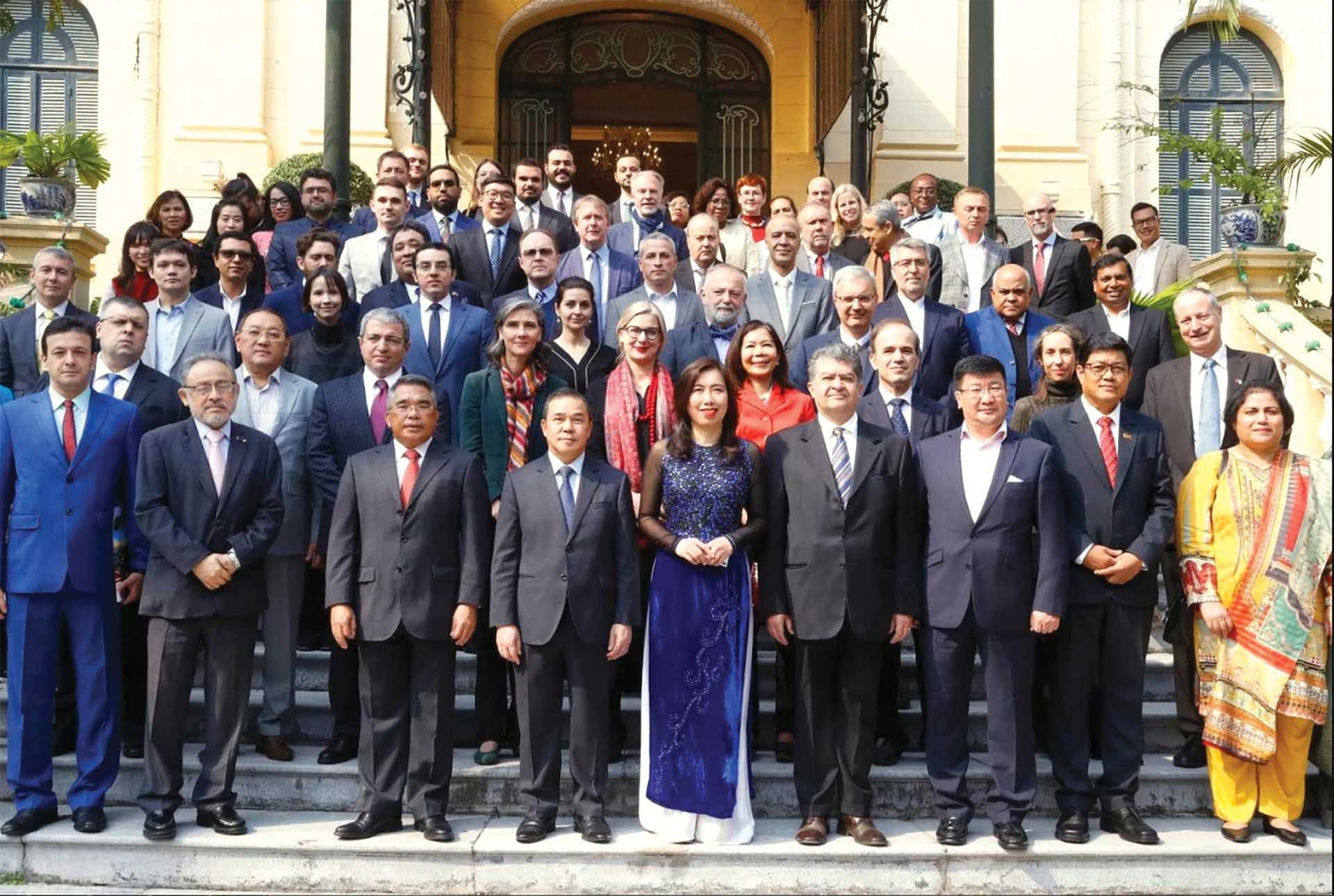 Thứ trưởng Ngoại giao Lê Thị Thu Hằng gặp gỡ các Đại sứ, trưởng cơ quan đại diện, tùy viên văn hóa - báo chí các nước tại Việt Nam nhân dịp Năm mới 2023. (Nguồn: TTXVN) Thứ trưởng Ngoại giao Lê Thị Thu Hằng gặp gỡ các Đại sứ, trưởng cơ quan đại diện, tùy viên văn hóa - báo chí các nước tại Việt Nam nhân dịp Năm mới 2023. (Nguồn: TTXVN)