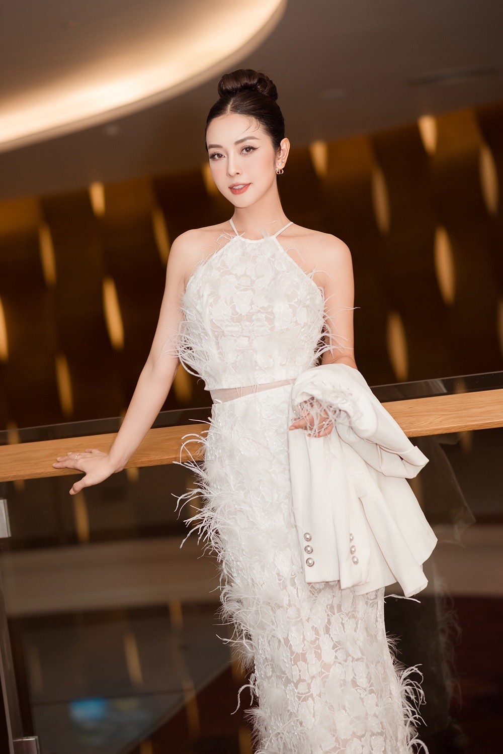 Hoa hậu Jennifer Phạm gây chú ý với vòng eo nhỏ nhắn khi diện trang phục màu trắng kén dáng của nhà thiết kế Helene Hoài. Jennifer Phạm được nhiều người nhận xét, không có dấu hiệu sinh nở, tuổi tác. Cô giữ chế độ ăn uống lành mạnh kết hợp tập thể dục để giữ gìn vóc dáng. Dù bận đến mấy, người đẹp cũng không quên chăm sóc bản thân để giữ hình ảnh đẹp trong mắt khán giả.