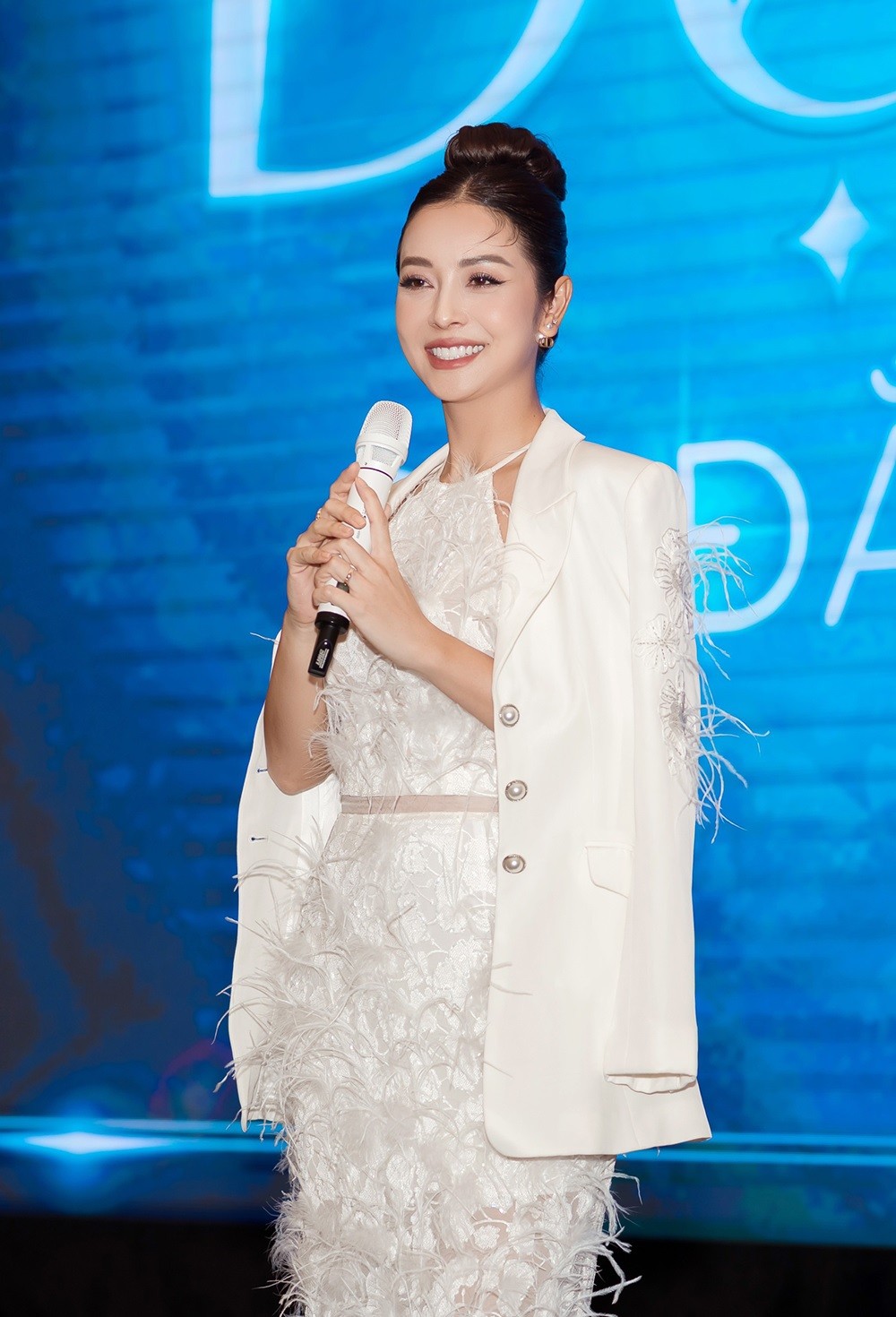 Hoa hậu Jennifer Phạm đẹp như nữ sinh với đầm trắng tinh tế kết hợp trang điểm kiểu trong veo