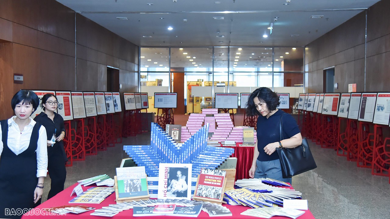 Tiếp tục tăng cường tuyên truyền, giới thiệu, tôn vinh Chủ tịch Hồ Chí Minh với cộng đồng quốc tế Tiếp tục tăng cường tuyên truyền, giới thiệu, tôn vinh Chủ tịch Hồ Chí Minh với cộng đồng quốc tế