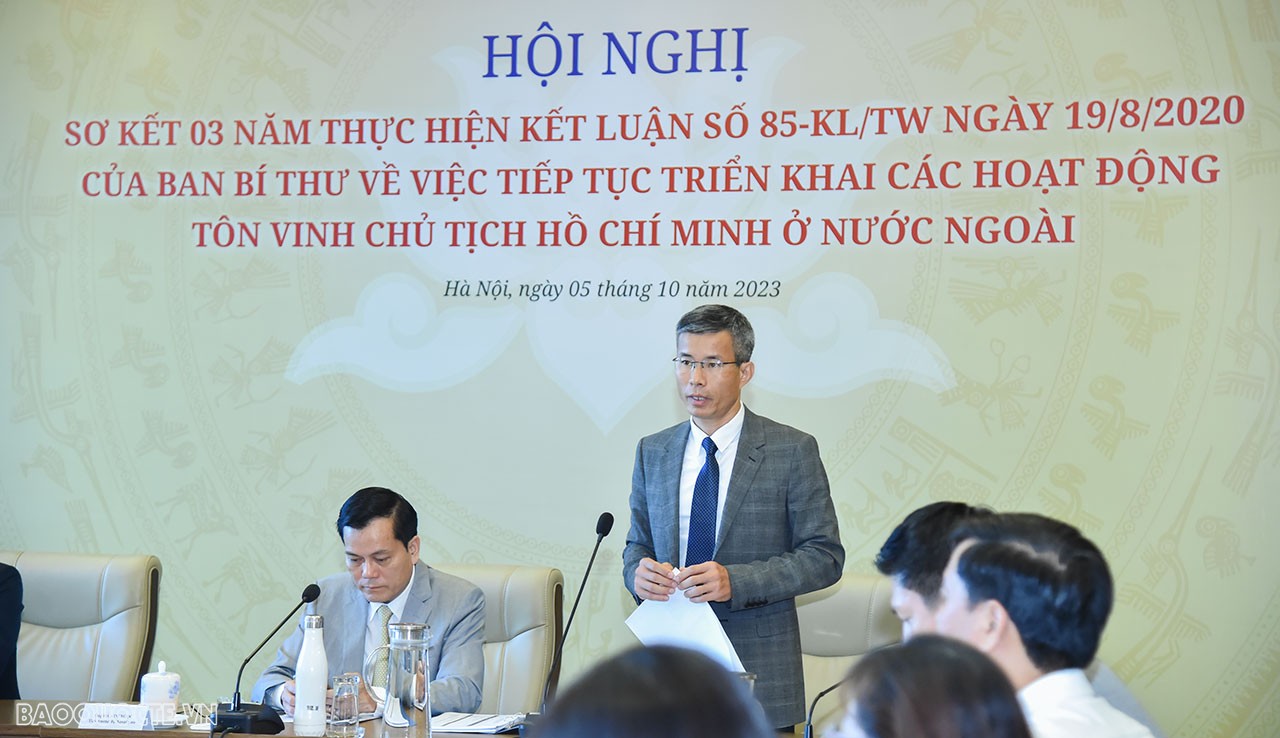 Tiếp tục tăng cường tuyên truyền, giới thiệu, tôn vinh Chủ tịch Hồ Chí Minh với cộng đồng quốc tế Tiếp tục tăng cường tuyên truyền, giới thiệu, tôn vinh Chủ tịch Hồ Chí Minh với cộng đồng quốc tế