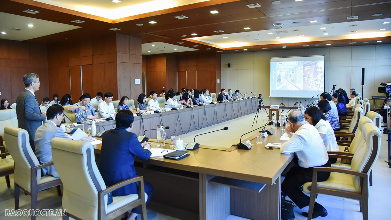 Tiếp tục tăng cường tuyên truyền, giới thiệu, tôn vinh Chủ tịch Hồ Chí Minh với cộng đồng quốc tế Tiếp tục tăng cường tuyên truyền, giới thiệu, tôn vinh Chủ tịch Hồ Chí Minh với cộng đồng quốc tế