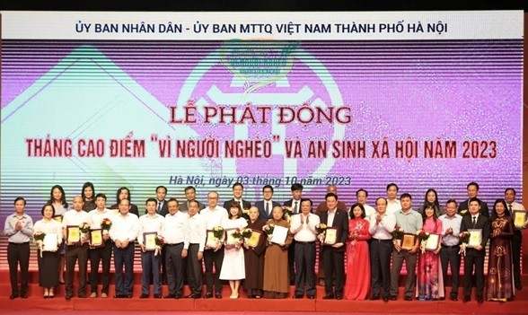 T&T Group ủng hộ 1 tỷ đồng cho Quỹ 'Vì người nghèo' TP. Hà Nội T&T Group ủng hộ 1 tỷ đồng cho Quỹ 'Vì người nghèo' TP. Hà Nội