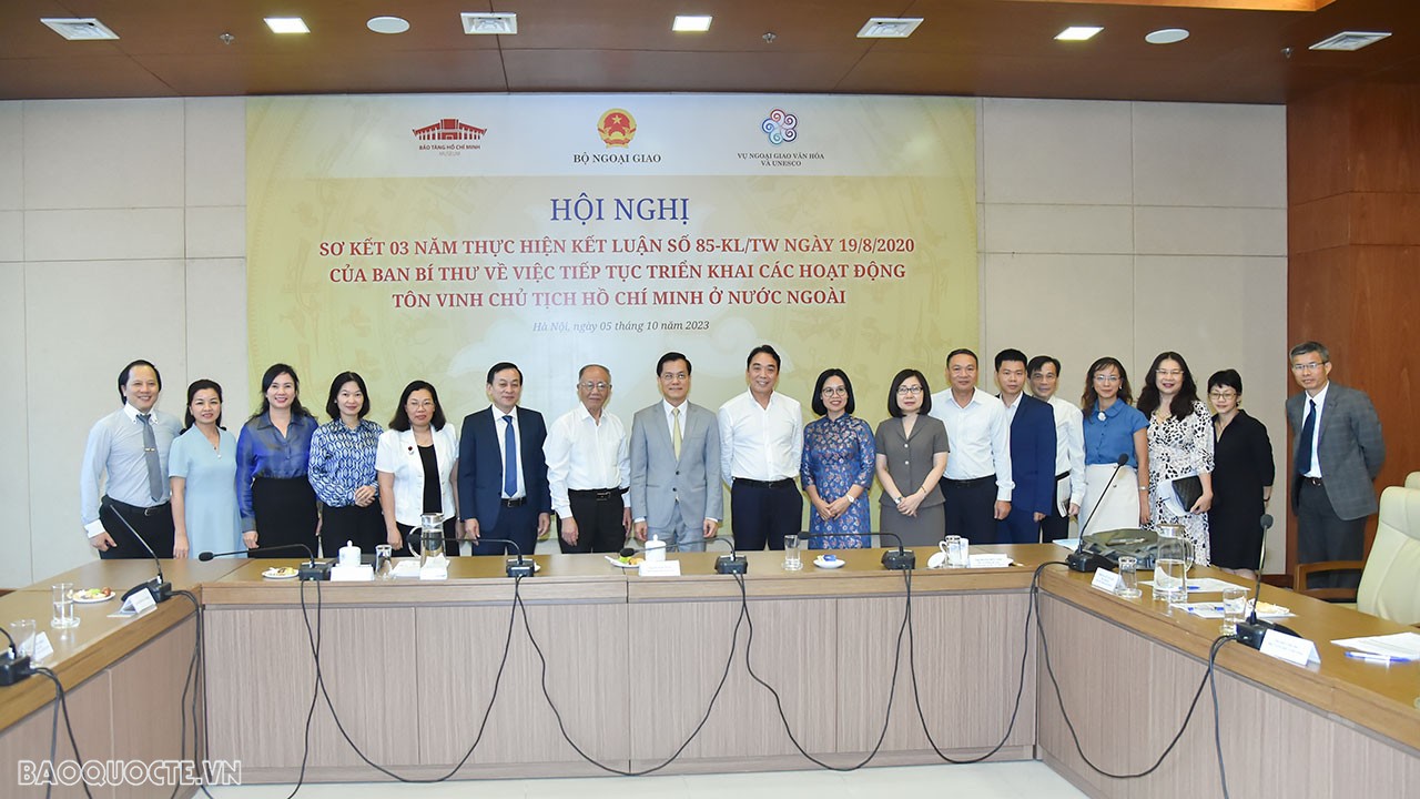 Tiếp tục tăng cường tuyên truyền, giới thiệu, tôn vinh Chủ tịch Hồ Chí Minh với cộng đồng quốc tế Tiếp tục tăng cường tuyên truyền, giới thiệu, tôn vinh Chủ tịch Hồ Chí Minh với cộng đồng quốc tế