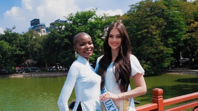 Hoa hậu Hòa bình quốc tế 2023: Thí sinh các nước rạng rỡ cùng áo dài Việt Nam chụp ảnh dưới nắng Thu Hà Nội