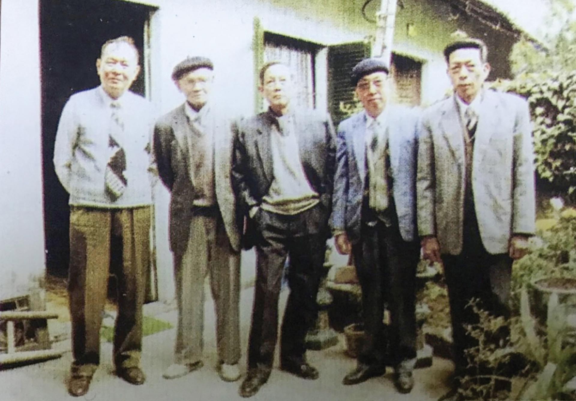 Các ông Hải Hùng, Mai Luân, Trần Thư, Lê Đức Vân và Nguyễn Kim Chi - những thành viên của báo Hồn Nước. (Ảnh tư liệu) Các ông Hải Hùng, Mai Luân, Trần Thư, Lê Đức Vân và Nguyễn Kim Chi - những thành viên của báo Hồn Nước. (Ảnh tư liệu)