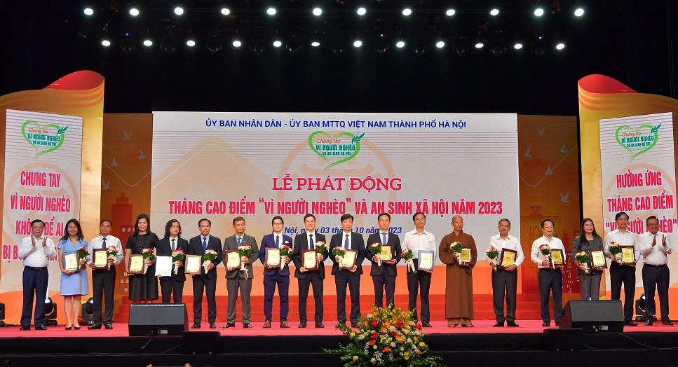 Vietcombank ủng hộ 10 tỷ đồng trong tháng cao điểm ‘Vì người nghèo’ và an sinh xã hội TP. Hà Nội năm 2023 Vietcombank ủng hộ 10 tỷ đồng trong tháng cao điểm ‘Vì người nghèo’ và an sinh xã hội TP. Hà Nội năm 2023