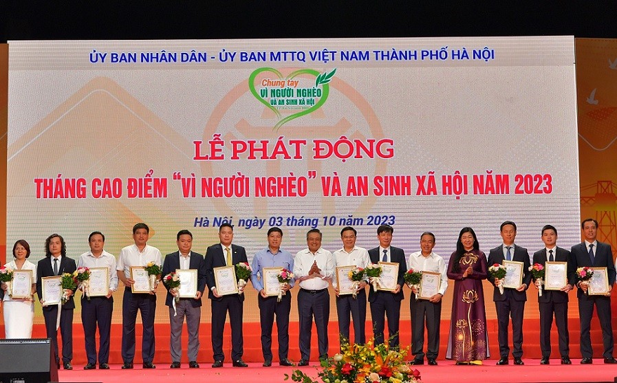 Vietcombank ủng hộ 10 tỷ đồng trong tháng cao điểm ‘Vì người nghèo’ và an sinh xã hội TP. Hà Nội năm 2023 Vietcombank ủng hộ 10 tỷ đồng trong tháng cao điểm ‘Vì người nghèo’ và an sinh xã hội TP. Hà Nội năm 2023