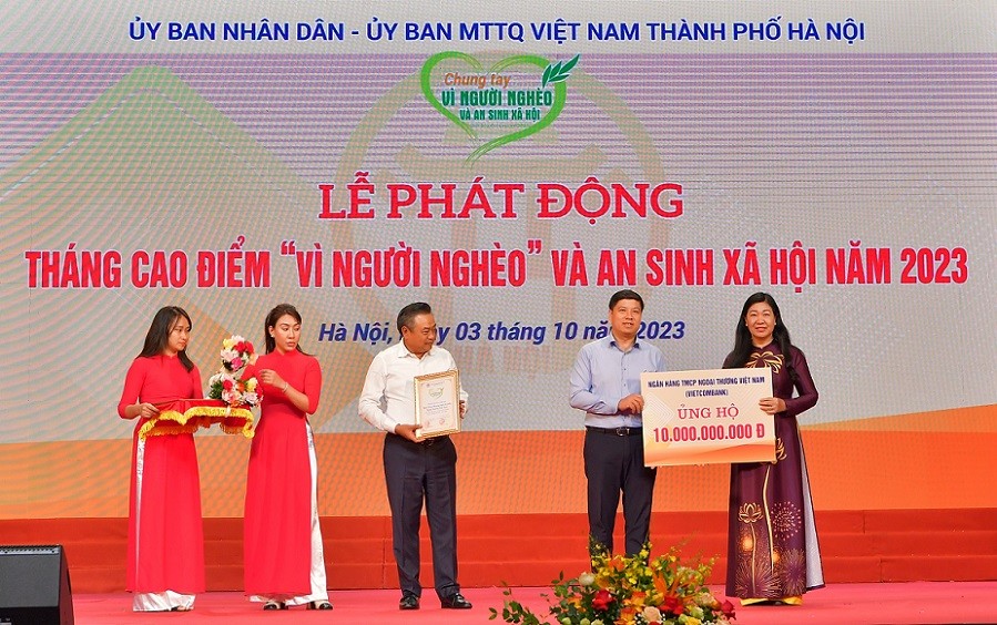 Vietcombank ủng hộ 10 tỷ đồng trong tháng cao điểm ‘Vì người nghèo’ và an sinh xã hội TP. Hà Nội năm 2023 Vietcombank ủng hộ 10 tỷ đồng trong tháng cao điểm ‘Vì người nghèo’ và an sinh xã hội TP. Hà Nội năm 2023