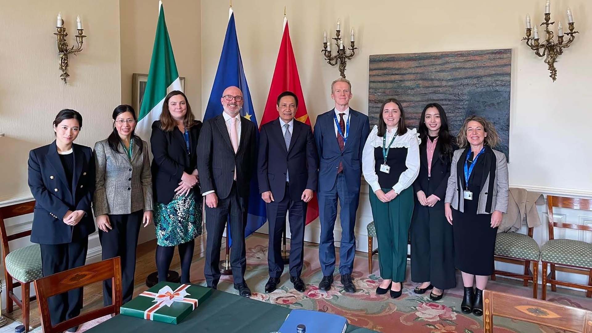 Vụ trưởng Vụ châu Âu Đỗ Minh Hùng và Tổng Vụ trưởng châu Á-Thái Bình Dương, Bộ Ngoại giao Ireland Gerard Keown tham vấn chính trị cấp Vụ trưởng Vụ khu vực.