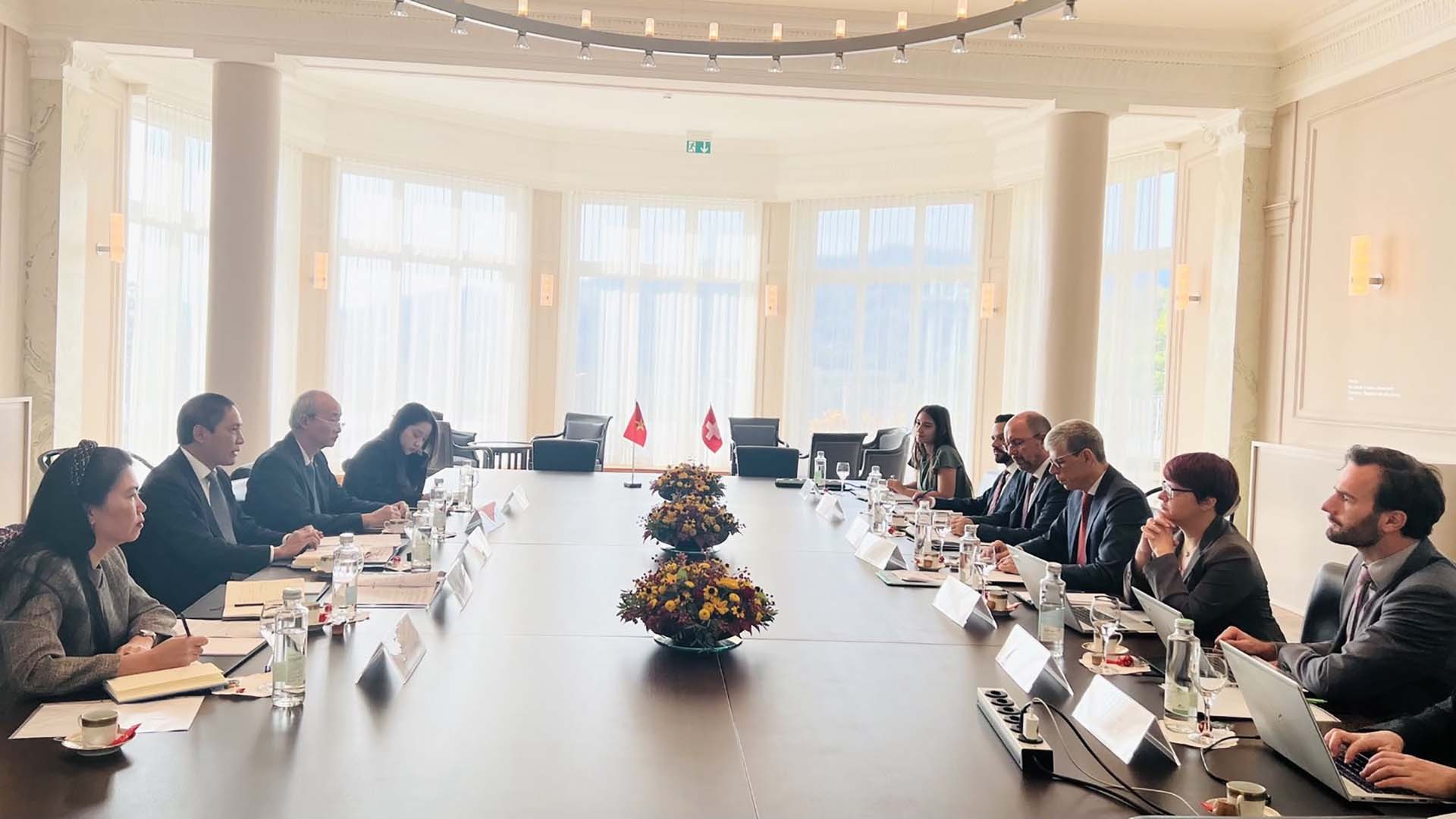 Vụ trưởng Vụ châu Âu Đỗ Minh Hùng và Vụ trưởng Vụ châu Á-Thái Bình Dương, Bộ Ngoại giao Thụy Sỹ Heinrich Schellenberg tham vấn chính trị cấp Vụ trưởng Vụ khu vực.