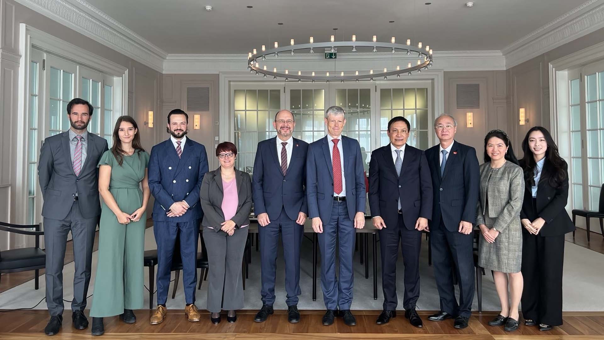 Vụ trưởng Vụ châu Âu Đỗ Minh Hùng và Vụ trưởng Vụ châu Á-Thái Bình Dương, Bộ Ngoại giao Thụy Sỹ Heinrich Schellenberg tham vấn chính trị cấp Vụ trưởng Vụ khu vực.