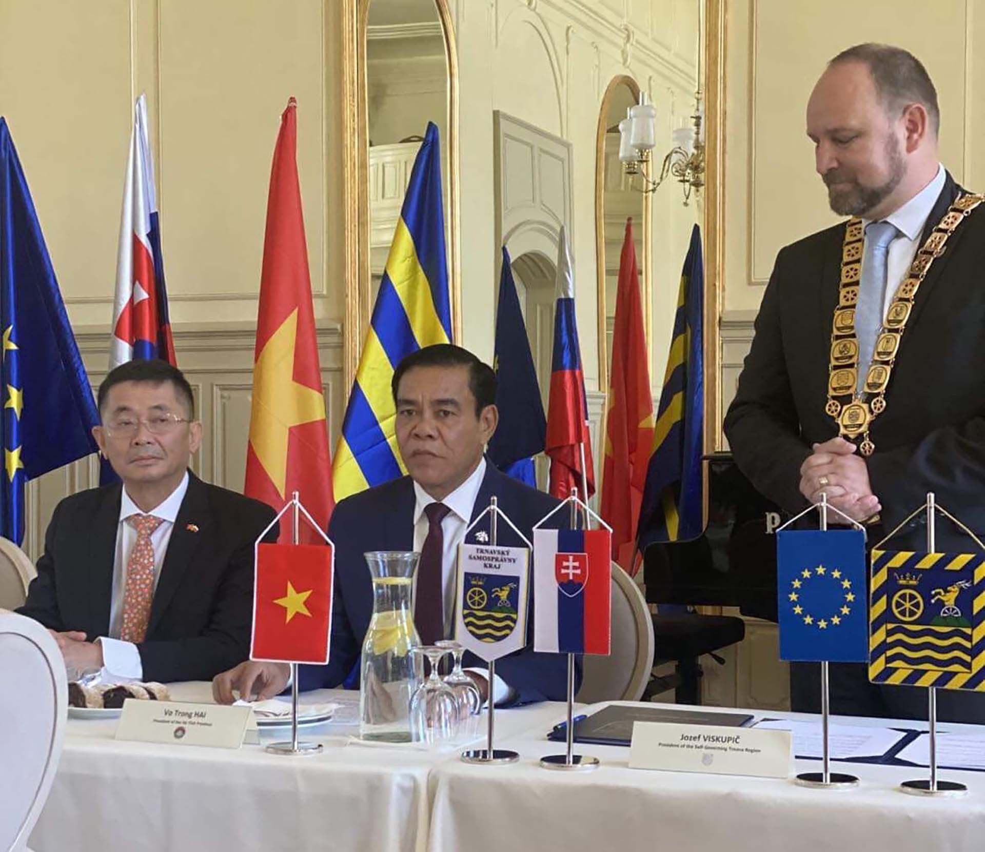 Đoàn đại biểu UBND tỉnh Hà Tĩnh thăm và làm việc tại Slovakia Đoàn đại biểu UBND tỉnh Hà Tĩnh thăm và làm việc tại Slovakia