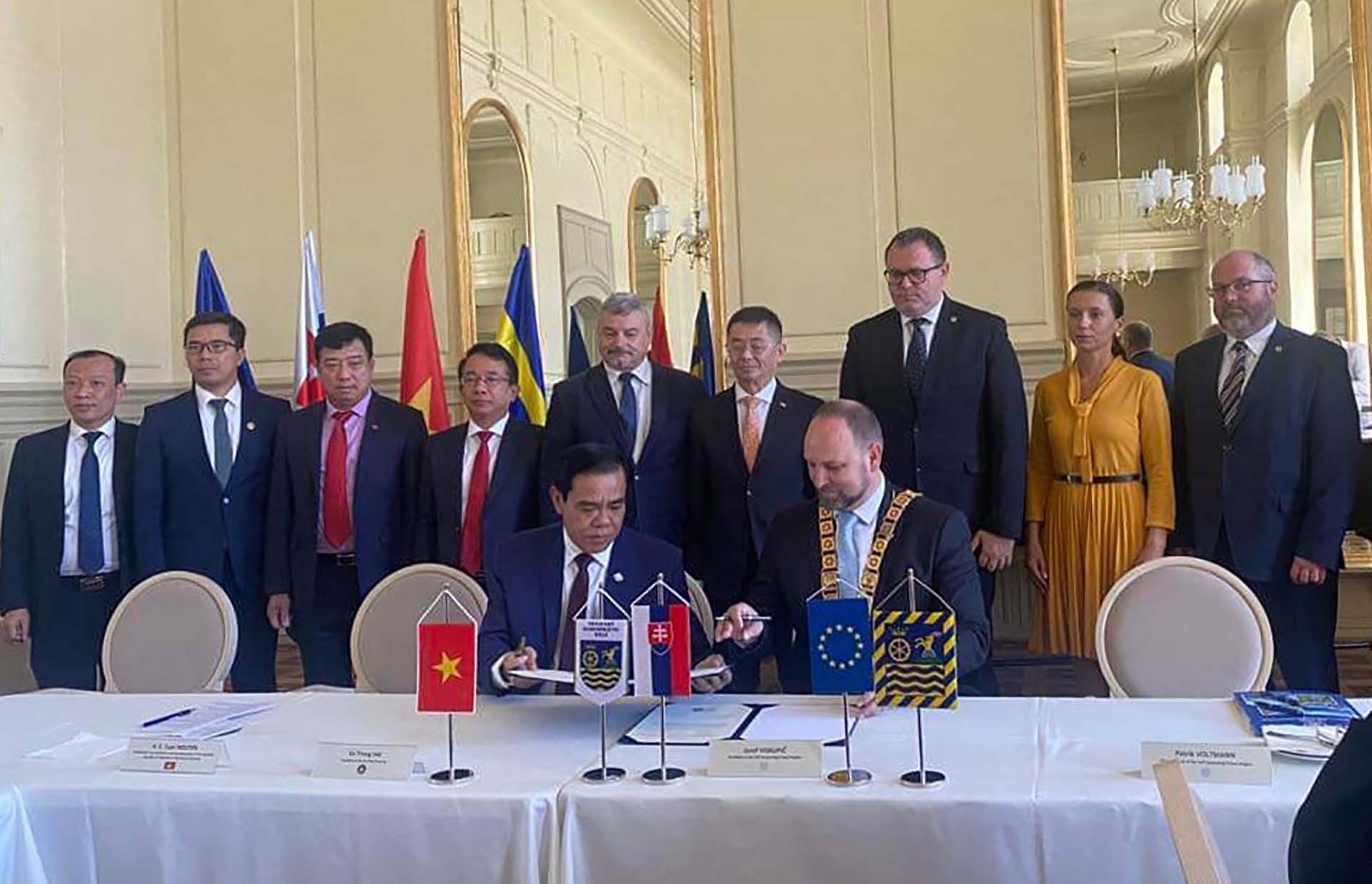 Đoàn đại biểu UBND tỉnh Hà Tĩnh thăm và làm việc tại Slovakia Đoàn đại biểu UBND tỉnh Hà Tĩnh thăm và làm việc tại Slovakia