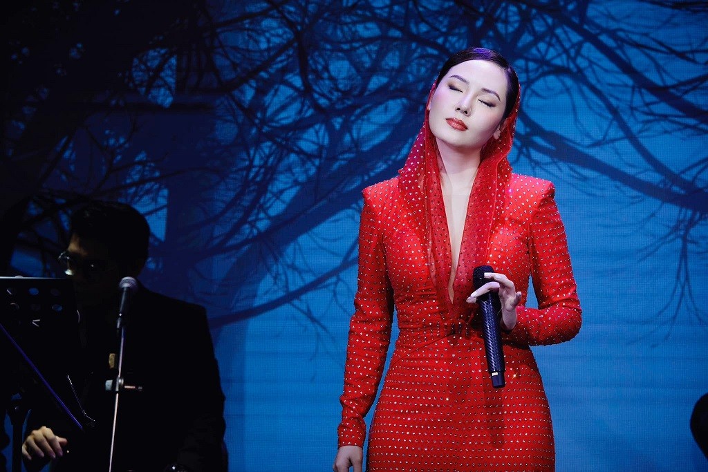 Nhan sắc ca sĩ Phương Linh