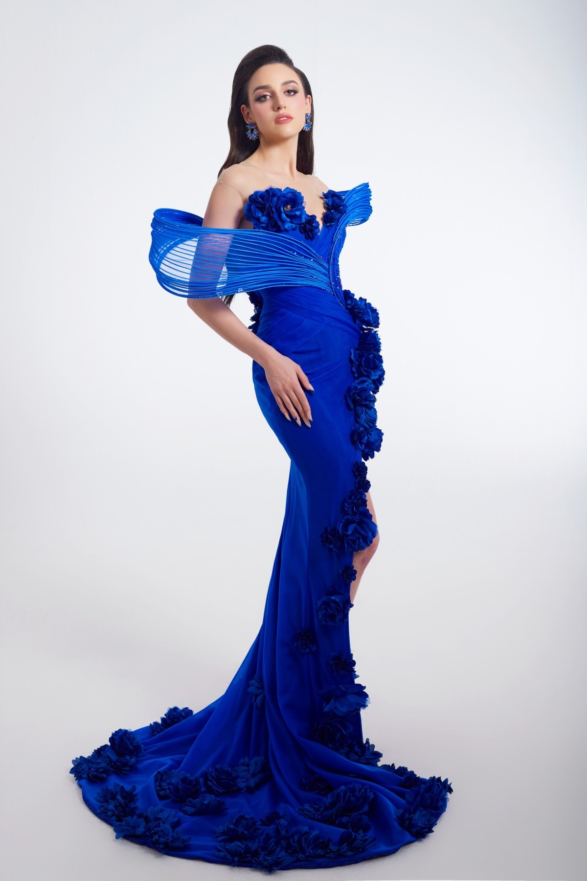 Hoa hậu Hòa bình Australia Mikaela-Rose Fowler là 1 trong những thí sinh Miss Grand International 2023 đến Việt Nam từ sớm để chuẩn bị cuộc thi. Trước khi gia nhập hội chị em, người đẹp 28 tuổi có buổi thử trang phục với NTK Nguyễn Minh Tuấn. Sau lần hợp tác ăn ý tại cuộc thi trong nước, Miss Grand Australia đặt niềm tin phần trang phục cho nhà thiết kế Việt.