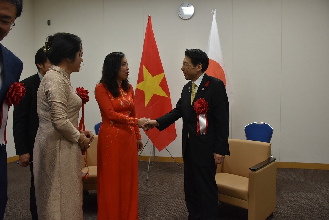 Thứ trưởng Bộ Ngoại giao Lê Thị Thu Hằng gặp gỡ Thống đốc tỉnh Fukuoka Hattori Seitaro