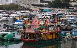 Ngôi đền nổi chứng kiến thay đổi và phát triển của Hong Kong (Trung Quốc) được đưa lên bờ